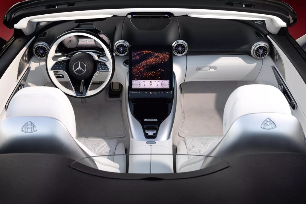 Nội thất xe sử dụng giao diện màn hình phổ thông hơn là Hyperscreen của dàn xe Mercedes cấp cao. Ảnh: Mercedes-Maybach