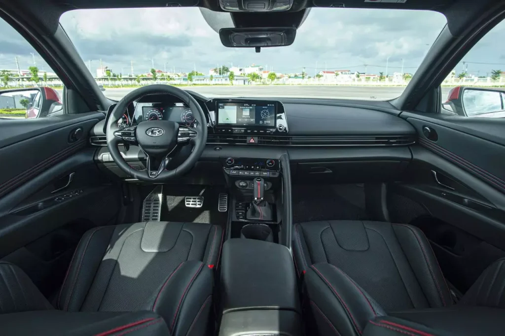 Nội thất xe Hyundai Elantra N-Line.