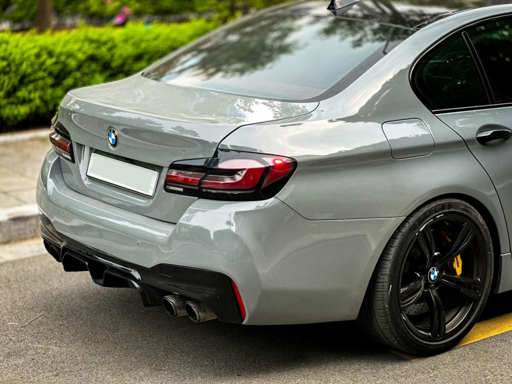 Nội thất xe cũng được đổi màu với da màu đỏ, họa tiết quả trám. Trần xe bọc lại da lộn màu đỏ. Vô-lăng thay sang loại M Sport bọc Alcantara. Cần số điện tử cũng được thay thế bằng loại M. Hệ thống âm thanh nâng cấp lên loại Harman Kardon. Phía sau xe còn có 2 màn hình giải trí gắn ở lưng ghế.