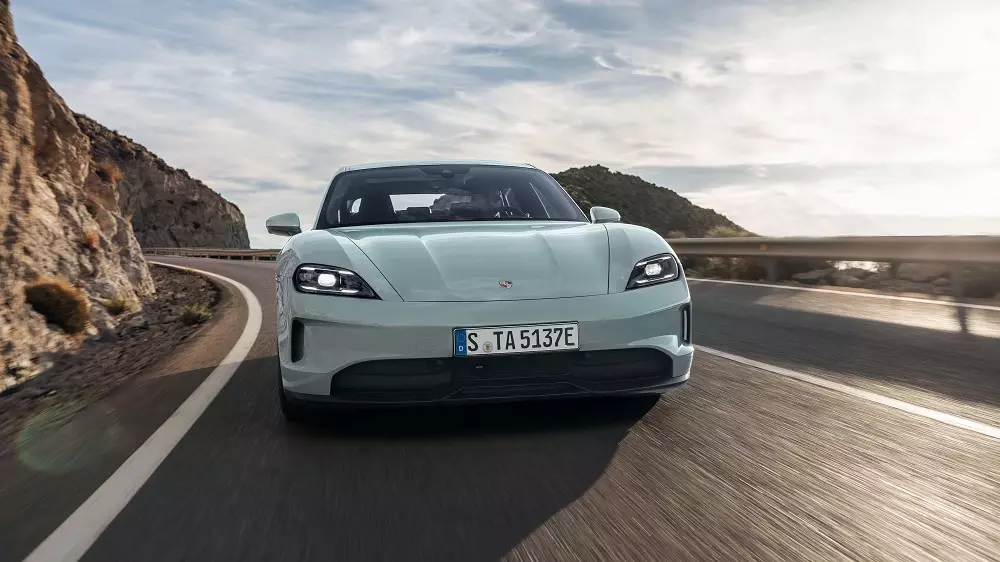 Porsche Taycan 2025 có thêm cản trước cải tiến.