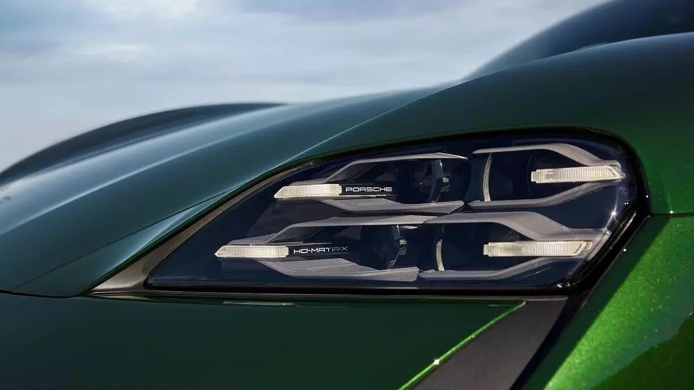 Đèn pha LED ma trận tùy chọn của Porsche Taycan 2025