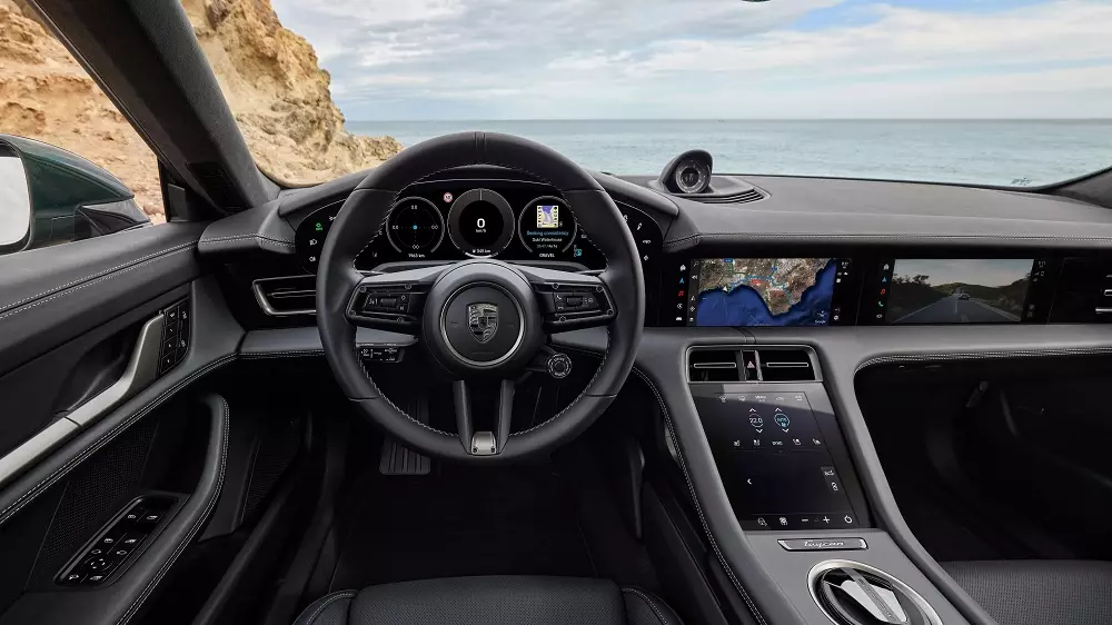Nội thất của Porsche Taycan 2025 với các màn hình mới.