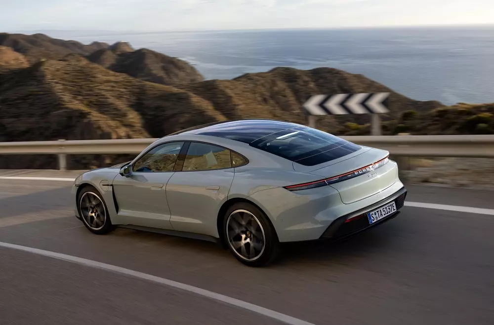 Porsche Taycan 2025 được cải thiện phạm vi di chuyển sau một lần sạc.