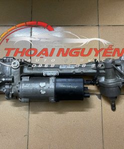 Thước lái Mercedes C200 C250 C220 C300 C350 W205 có vai trò quan trọng trong việc truyền tải tín hiệu từ vô lăng đến hệ thống lái của xe, giúp người lái điều khiển hướng di chuyển của xe một cách chính xác. Chức năng của thước lái: Truyền tín hiệu điều khiển: Thước lái giúp truyền lực từ tay lái của người lái đến các bánh xe, điều khiển hướng di chuyển của xe. Hỗ trợ lực lái: Tùy vào hệ thống lái (thủy lực hoặc điện), thước lái sẽ hỗ trợ giảm lực tay cho người lái, đặc biệt là khi xe di chuyển ở tốc độ thấp hoặc khi quay đầu. Cảm giác lái: Thước lái cũng ảnh hưởng đến cảm giác lái, làm cho việc điều khiển xe trở nên nhẹ nhàng, chính xác hoặc phản hồi mạnh mẽ hơn tùy vào thiết kế của hệ thống lái.