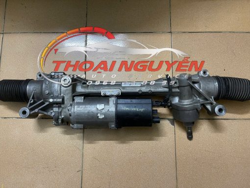 Thước lái Mercedes C200 C250 C220 C300 C350 W205 có vai trò quan trọng trong việc truyền tải tín hiệu từ vô lăng đến hệ thống lái của xe, giúp người lái điều khiển hướng di chuyển của xe một cách chính xác. Chức năng của thước lái: Truyền tín hiệu điều khiển: Thước lái giúp truyền lực từ tay lái của người lái đến các bánh xe, điều khiển hướng di chuyển của xe. Hỗ trợ lực lái: Tùy vào hệ thống lái (thủy lực hoặc điện), thước lái sẽ hỗ trợ giảm lực tay cho người lái, đặc biệt là khi xe di chuyển ở tốc độ thấp hoặc khi quay đầu. Cảm giác lái: Thước lái cũng ảnh hưởng đến cảm giác lái, làm cho việc điều khiển xe trở nên nhẹ nhàng, chính xác hoặc phản hồi mạnh mẽ hơn tùy vào thiết kế của hệ thống lái.