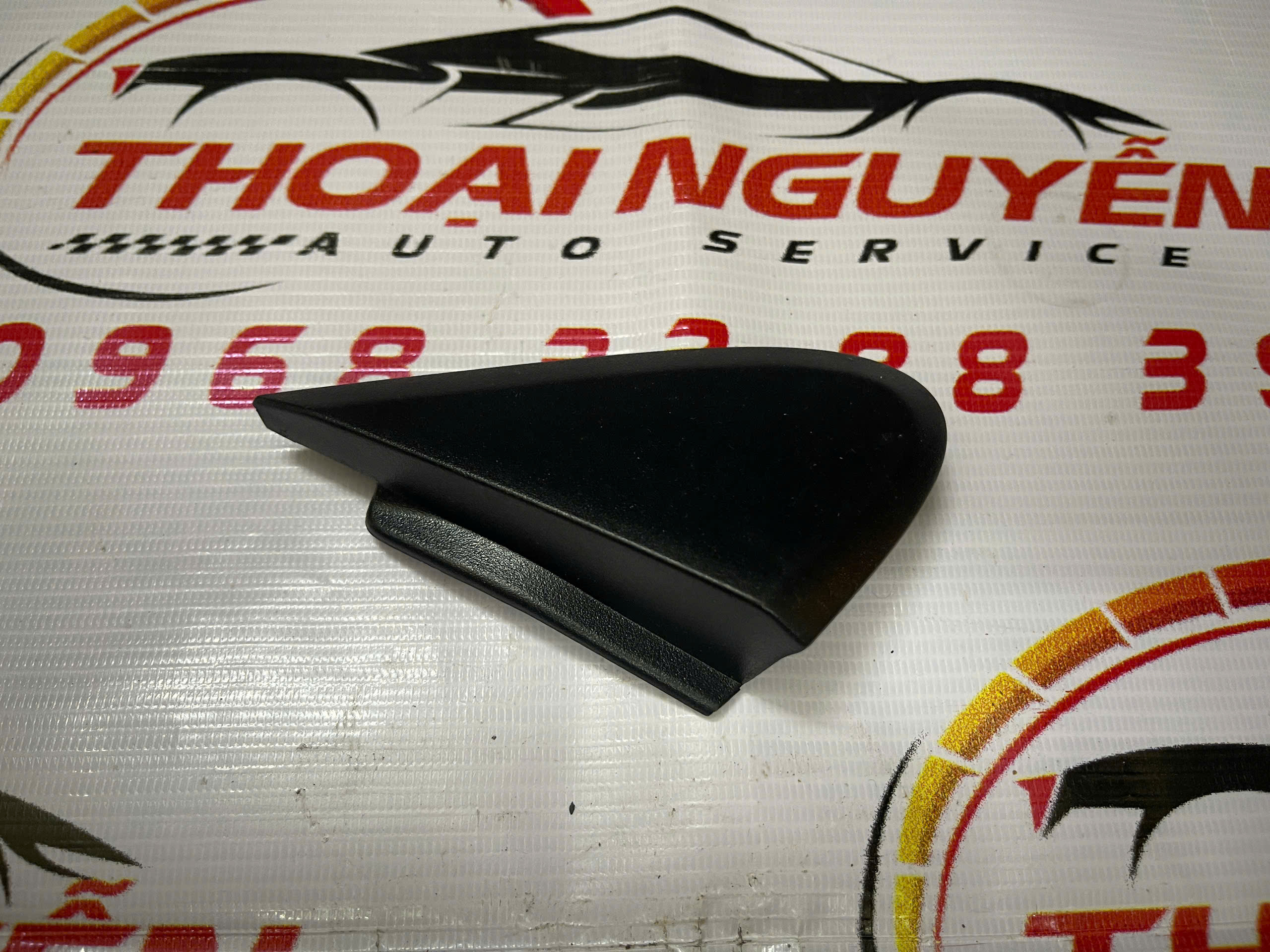 Góc tam giác bên hông bộ gương chiếu hậu Mazda BT50 mã 2012-2020 mã AV79 2116003 AC